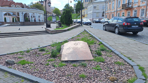 Czernowitz, 2026, Gedenkstein mit dem Hauptplatz des ehemaligen Ghettos im Hintergrund, Stiftung Denkmal