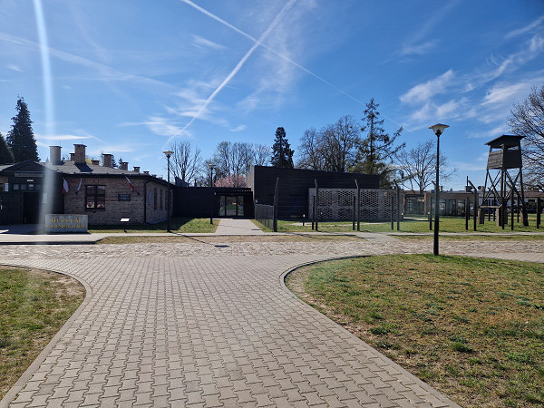 Woldenberg, 2026, Engangsbereich mit Museumsgebäude und Wachturm, Stiftung Denkmal