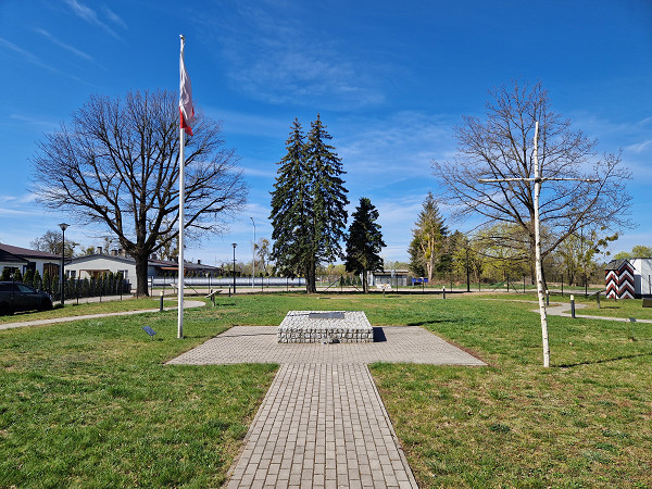 Woldenberg, 2026, Zentraler Gedenkstein mit Fahnenmast und Kreuz, Stiftung Denkmal
