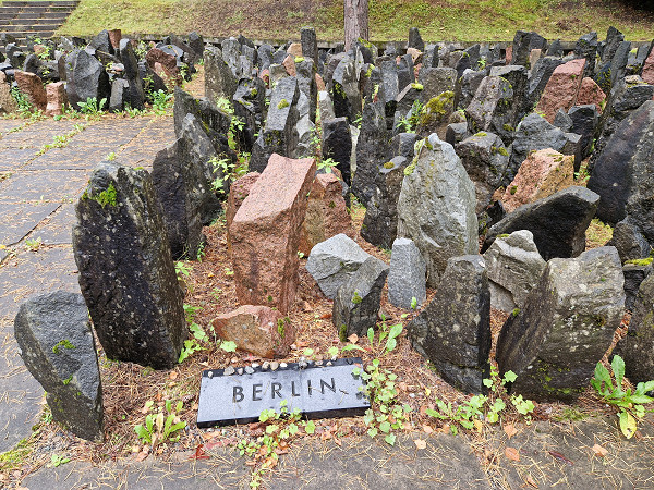 Biķernieki, 2026, Granitsteine zur Erinnerung an die Opfer und ihre Herkunftsstädte, Stiftung Denkmal