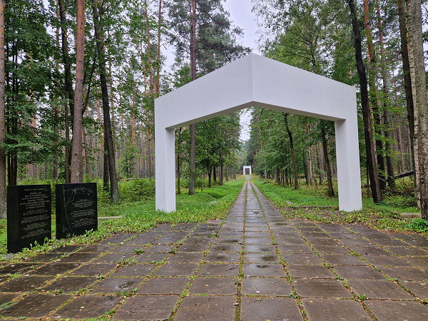 Biķernieki, 2026, Eingang zur Gedenkstätte, Stiftung Denkmal