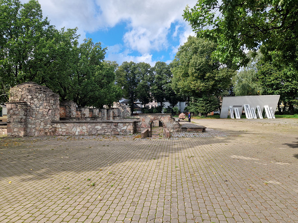 Riga, 2026, Ansicht der Ruinen und des Denkmals für die lettischen Retter, Stiftung Denkmal