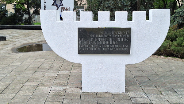 Balti, 2026, Dreisprachige Inschrift auf der Menora, Stiftung Denkmal