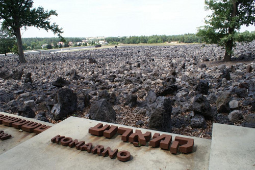 Belzec, 2009, Namen zerstörter jüdischer Gemeinden am Feld, Thorbjörn Hoverberg