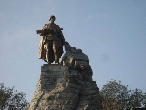 Seelow, 2009, Die 1945 aufgestellte Bronzeskulptur von Lew Kerbel, Stiftung Denkmal