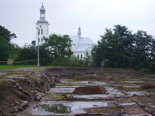 Kulmhof, 2006, Ruinen des »Schlosses«, im Hintergrund die Ortskirche, Thomas Herrmann, Berlin