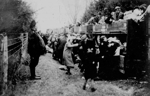 Koło, etwa 1942, Deportation nach Kulmhof: Juden beim Umsteigen auf dem Bahnhof, Instytut Pamięci Narodowej