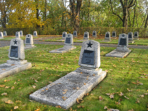 Seelow, 2009, Soldatengräber am Fuß des Denkmals, Stiftung Denkmal