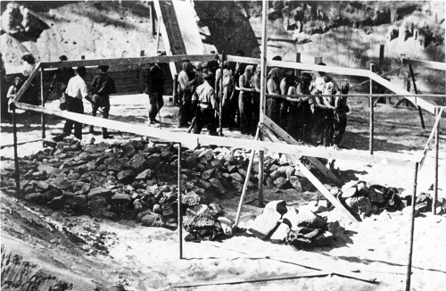 Ponary, Juli 1941, Mitglieder des litauischen Sonderkommandos führen Juden zur Erschießung, Yad Vashem, Foto des Wehrmachtssoldaten Otto Schroff 