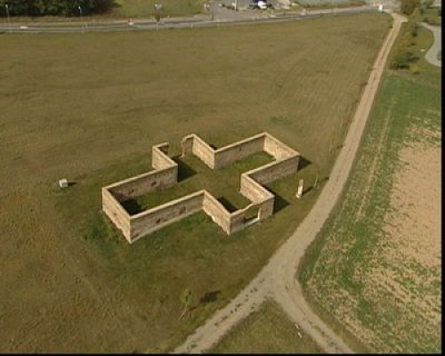 Rechnitz, 2002, Luftansicht des Mahnmals Kreuzstadl, RE.F.U.G.I.U.S.