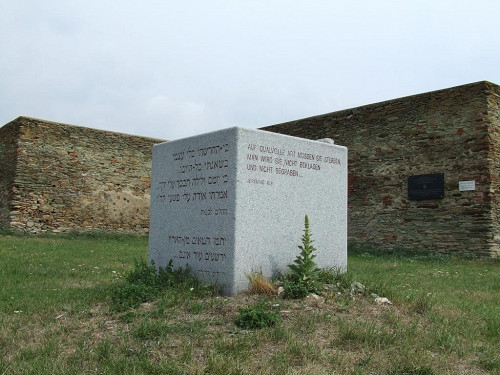 Rechnitz, 2007, Gedenkstein vor dem Kreuzstadl, Wolfgang R. Kubizek