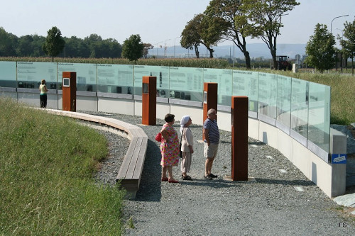 Rechnitz, 2012, Freiluftausstellung am Mahnmal, Sándor Friedmann 