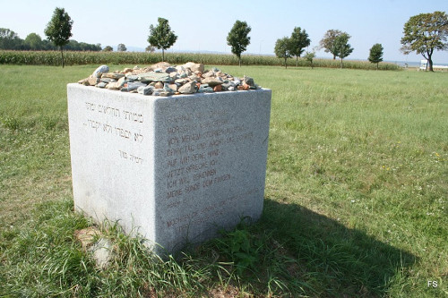 Rechnitz, 2012, Gedenkstein vor dem Kreuzstadl, Sándor Friedmann