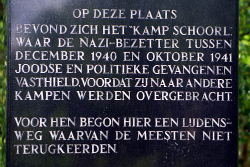 Bergen-Schoorl, o.D., Inschrift auf dem Denkmal Lager Schoorl: »Von hier aus begann ein Leidensweg, von dem die meisten nicht zurückkehrten«, Gemeente Bergen