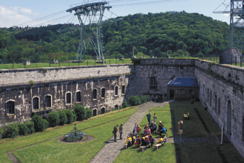 Huy, 2004, Besuch einer Gruppe von Kindern im Fort Huy, Fédération du Tourisme de la Province de Liège