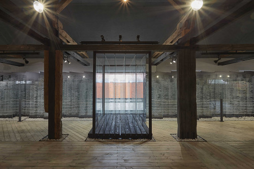 Sered, 2016, Glaswand mit Namen von ermordeten Juden aus der Slowakei, Múzeum holokaustu v Seredi