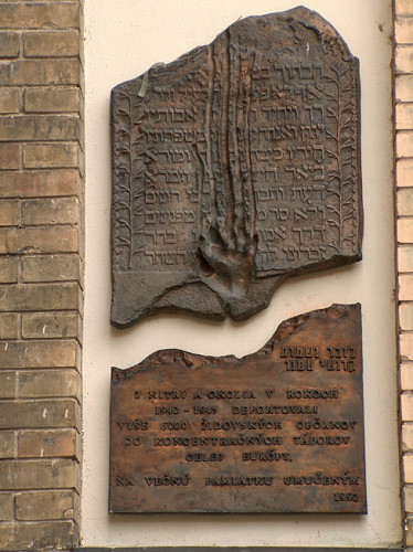 Neutra, 2004, Gedenktafel für die Opfer des Holocaust, Stiftung Denkmal