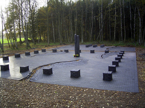Wöbbelin, 2006, Denkmal auf dem ehemaligen Lagergelände, Mahn- und Gedenkstätten Wöbbelin