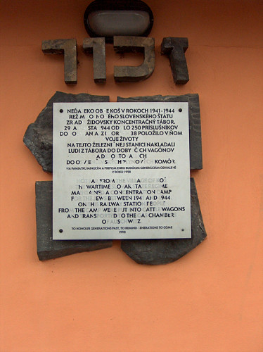 Nováky, 2004, Gedenktafel am Bahnhof von Nováky, Stiftung Denkmal