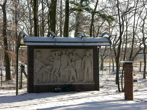 Wöbbelin, 2009, Sandsteinrelief von Jo Jastram aus dem Jahr 1965, Mahn- und Gedenkstätten Wöbbelin