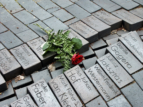 Wöbbelin, 2006, Detail des Denkmals auf dem ehemaligen Lagergelände, Mahn- und Gedenkstätten Wöbbelin