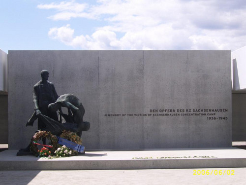 Oranienburg, 2006, Skulpturengruppe vor der ehemaligen Krematoriums- und Erschießungs-»Station Z«, Stiftung Denkmal