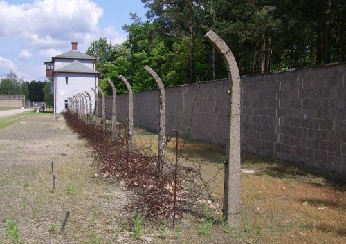 Oranienburg, 2006, Ehemaliger Wachturm und Stacheldraht auf dem Gelände der Gedenkstätte, Stiftung Denkmal