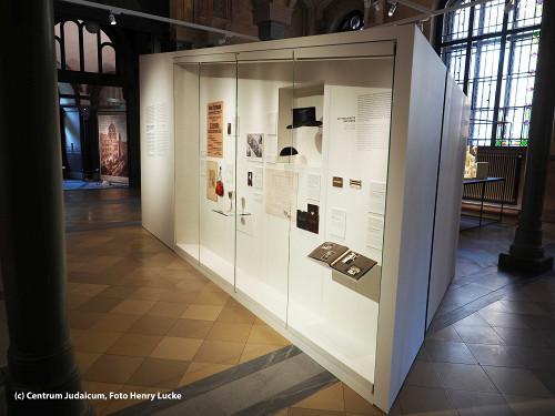 Berlin, 2018, Vitrine in der Dauerausstellung, Stiftung Neue Synagoge Berlin – Centrum Judaicum, Henry Lucke 