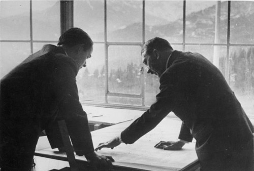 Berchtesgaden, 1938, Der Architekt und spätere Rüstungsminister Albert Speer und Hitler bei einer Besprechung, Bundesarchiv, Bild 183-2004-0312-500, Heinrich Hoffmann