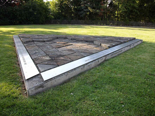 Büren-Wewelsburg, 2009, Das 2000 auf dem ehemaligen Apellplatz des KZ Niederhagen errichtete Mahnmal, Stiftung Denkmal, Stefanie Haupt