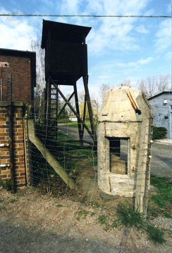 Wernigerode, 1990, Eingangsbereich mit Wachturm, Mahn- und Gedenkstätte Wernigerode, D. Oemler