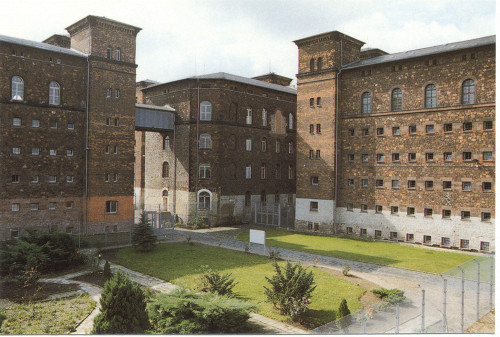 Halle, 1998, Freihof mit Blick zum Haupthaus und zu den Hafthäusern A und B, Sammlung Gedenkstätte ROTER OCHSE Halle (Saale)