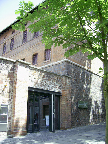 Halle, 2006, Eingang der Gedenkstätte, Sammlung Gedenkstätte ROTER OCHSE Halle (Saale)