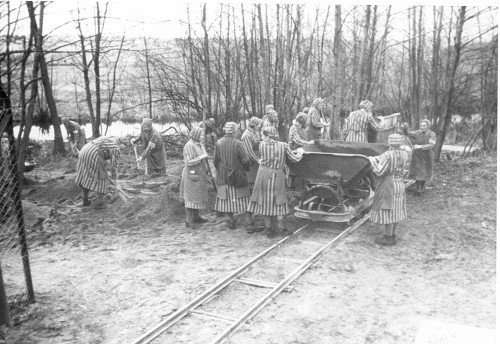 Ravensbrück, 1941, Bild aus einem SS-Propagandaalbum zum KZ Ravensbrück, einige Frauen sind identifiziert: Auf dem Foto: Änne Dickmann (1908–2004) (3.v.l.), Marie Podding (1894–1965) (1.v.r.) und Erna Flader (1910–1960) (3.v.r.), Mahn- und Gedenkstätte Ravensbrück