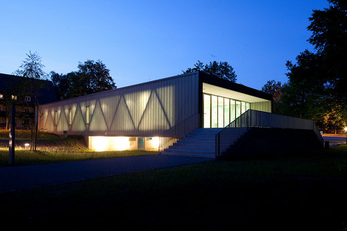 Ravensbrück, 2010, Das Besucherzentrum bei Abendbeleuchtung, Johannes-Maria Schlorke
