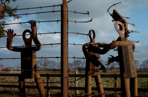 Ladelund, 2006, Stahlskulptur in Nahaufnahme, KZ Gedenk- und Begegnungsstätte Ladelund