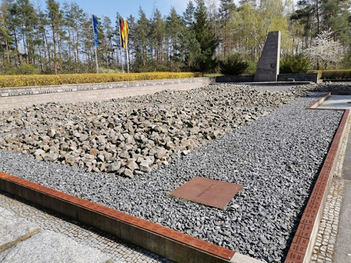 Langenstein, o.D., Das Mahnmal am Ort der Massengräber in der heutigen Gestaltung, Gedenkstätte Langenstein-Zwieberge
