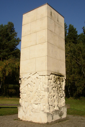 Langenstein, 2008, Die Plastik »Vernichtung durch Arbeit« am Eingang zum ehemaligen Lagergelände, Doris Antony