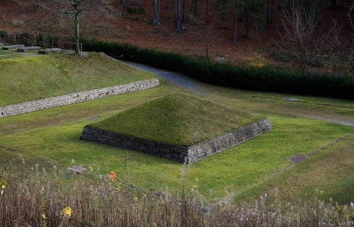 Flossenbürg, 2008, Aschenpyramide im »Tal des Todes«, Ronnie Golz