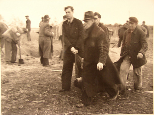 Neustadt in Holstein, 5. Mai 1945, Bergung und Beisetzung der Opfer am Strand, Imperial War Museum London