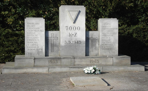 Neustadt in Holstein, 2010, Gedenksteine auf dem Ehrenfriedhof Cap Arcona, Genet